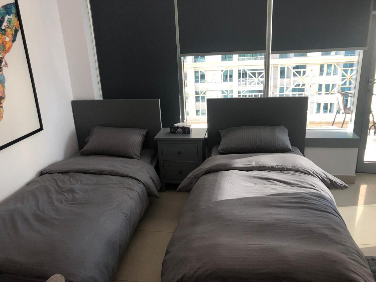 Downtown Boulevard One Bedroom Apt In 29 Blvd غرفة وصالة Burj & Fountain View Master Bedroom Plus 2 Single Beds In Living Room Дубай Экстерьер фото